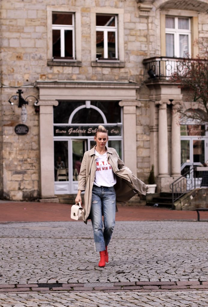 Sock Boots, Trenchcoat, Outfit, Momjeans, Shirt rot weiß