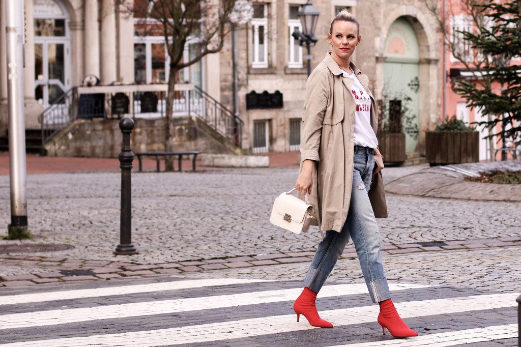 Sock Boots, Trenchcoat, Outfit, Momjeans, Shirt rot weiß